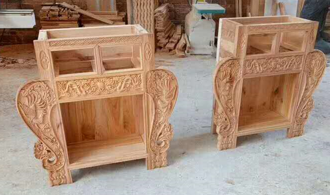 Two to twelve carpenter sculptors.